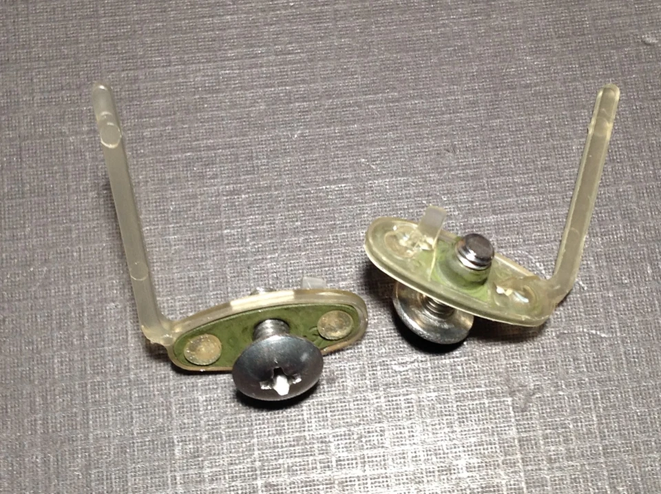 2 piezas 1967-1972 Oldsmobile puerta camión pico vinilo superior moldura clips tornillos NORS Foto 2 de 4