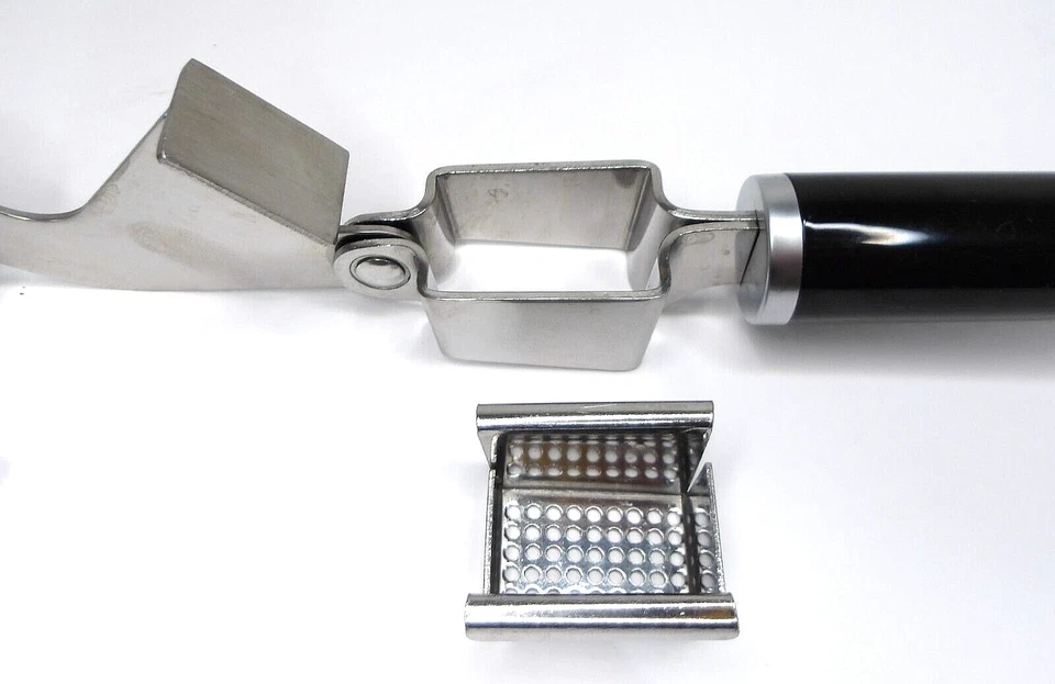 Пресс для чеснока KitchenAid Classic, съемная корзина, черный, 7,5 дюйма - Изображение 4 из 4