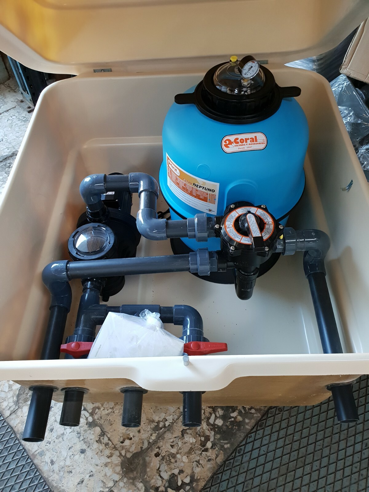 Caseta semienterrada para piscina con filtro de 500mm y bomba de 1 HP. Piscinas.