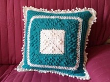 Cuscino in lana all'uncinetto fatto a mano per arredare idea regalo