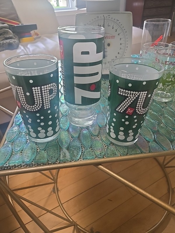 Vtg 7 UP The Uncola Wet & Wild 12 oz. Pedestal Drinking Glass + 2  7Up Bubbles 