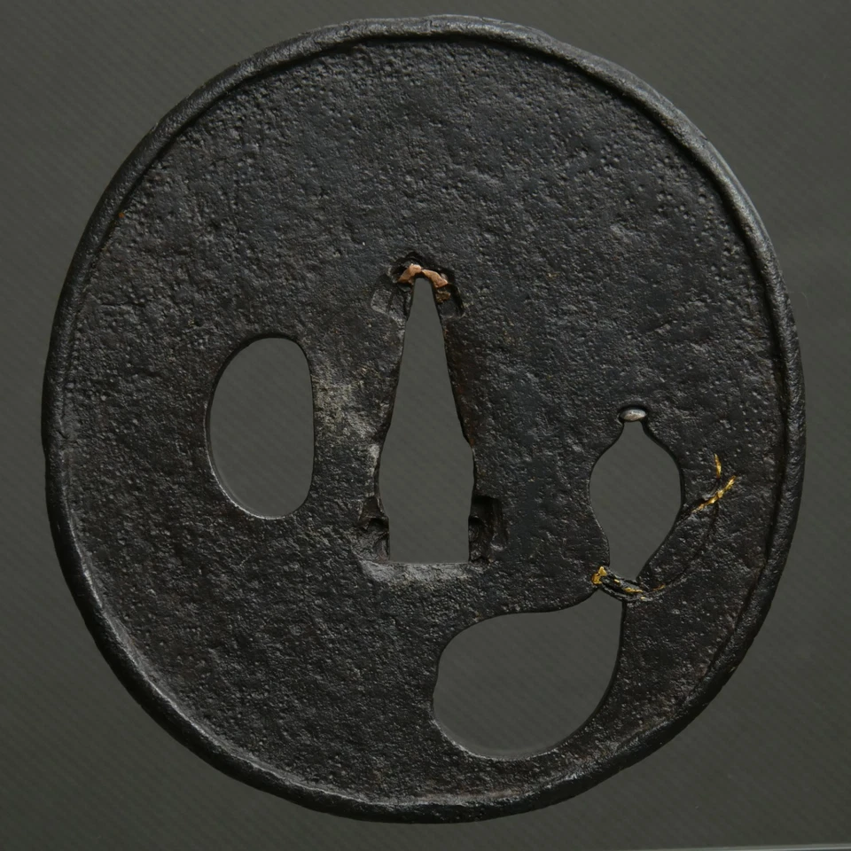 Maru-gata, ji-sukashi: hyōtan; uchikaeshi-mimi (botón: Myōchin-kei) T774203 Foto 3 de 4