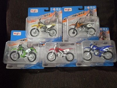 5-Maisto 2 Wheelers Blue Yamaha, Red Honda, Kawasaki,  KTM, Suzuki.1:18 Diecast 