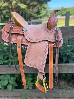Hard Seat Western Horse Floral Tooling Ledersattel mit Tack Set Größe - 15 Zoll