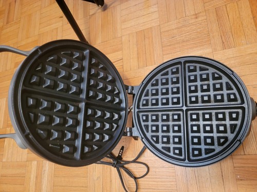 Cuisinart 4 Slice Belgian Waffle Maker Like New - Picture 9 of 10