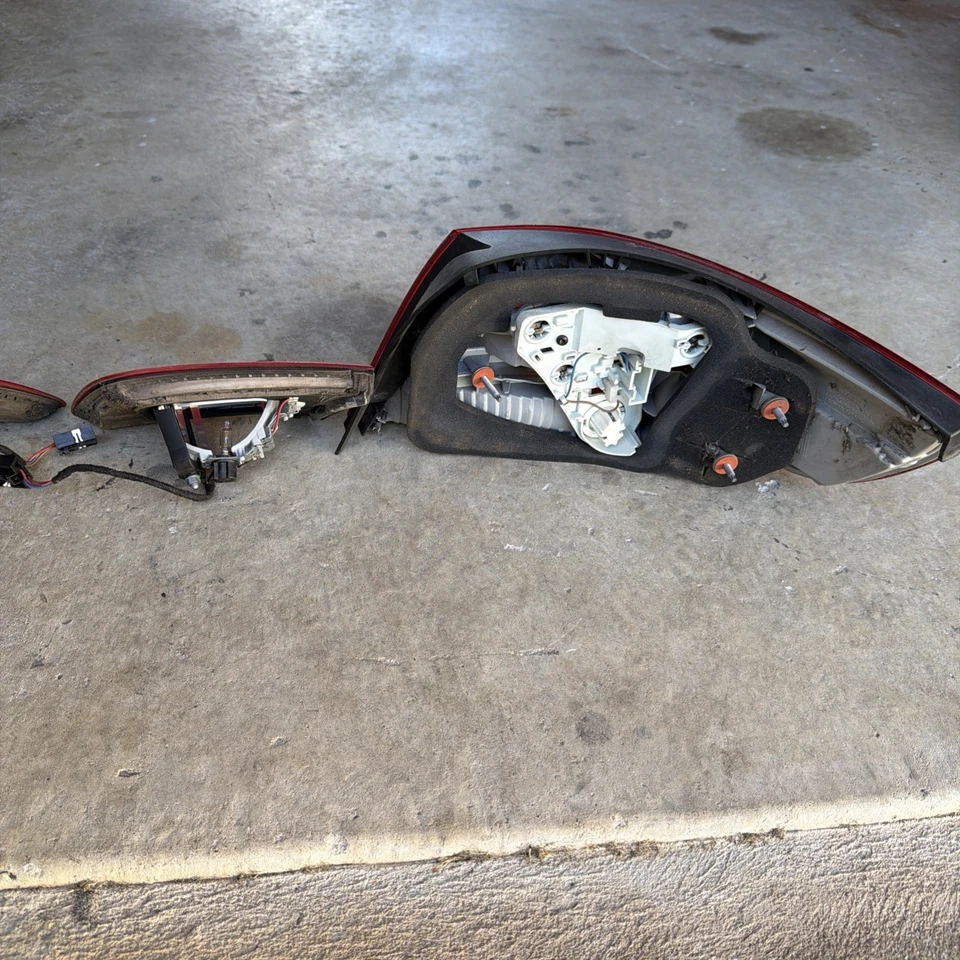 BMW E93 Pre LCI Tail Light Complete Set — 第 4/4 张图片