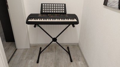 Yamaha PSR-225 Keyboard (inkl. Ladegerät, Ständer u. Schutzhülle)