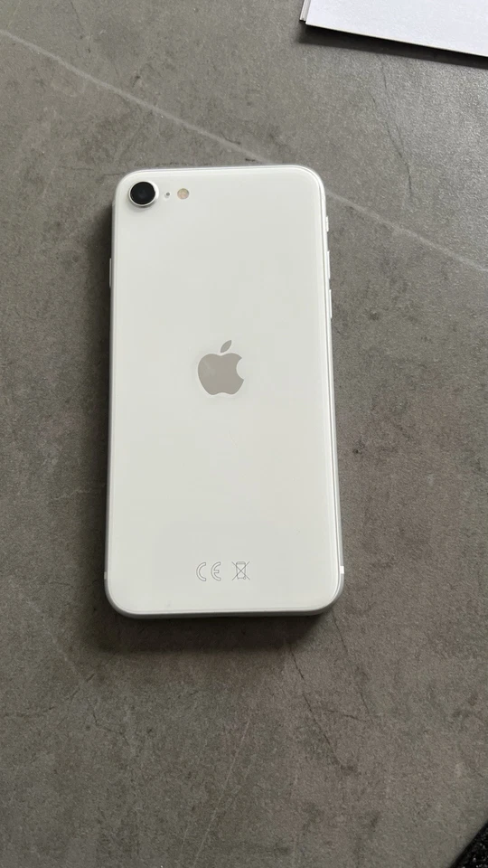 iPhone SE in white colour - great condition, photo 3 of 5