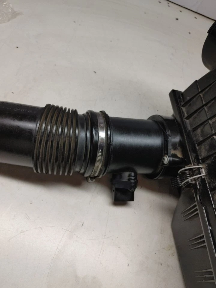 Caja de filtro limpiador de admisión de aire BMW 545i 645CI 2004-2005 4,4 con sensor y manguera OEM Foto 4 de 4