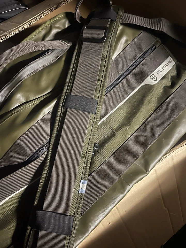 VICTORINOX SPORT GYM BAG DUFFLE TRAVEL - Image 3 of 4