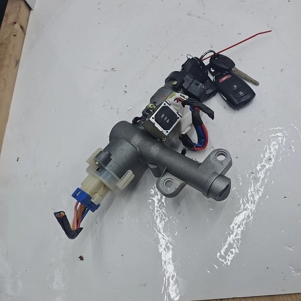 2006 2010 Kia Sedona Ignition Switch Lock Cylinder (OEM) w/ 2 Keys - Image 4 of 4