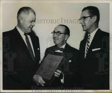 Foto de prensa 1958 Rep.W.R. Poage of Texas acepta premio de Thomad C Jutice