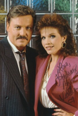 Lindsay Bloom handsigniertes 6 x 4 Zoll Mike Hammer Foto