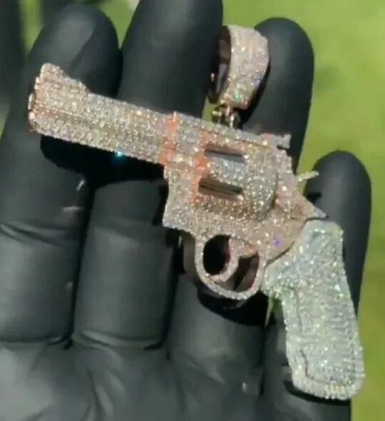 Colgante revólver de moissanita real blanca de 5,75 quilates enchapado en oro rosa de 3,5 pulgadas para hombre Foto 4 de 4