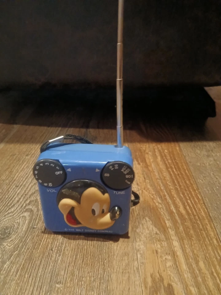 Micky Mouse AM Radio Disney Production 3 1/4 pol. Funciona em vintage - Imagem 3 de 4