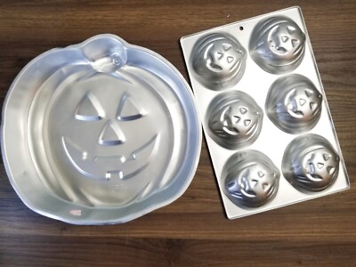 Wilton Vintage Halloween Lot 2 pans 2928 pumpkin and 1040 small pumpkin cupcakes