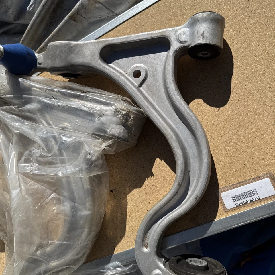 Передний левый и правый нижний рычаг управления и шаровой шарнир Porsche Panamera 2010-2014 - Изображение 2 из 3