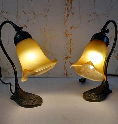 Vintage Paar Leselampen im Jugendstil mit Glasschirmen / Messingfuß.