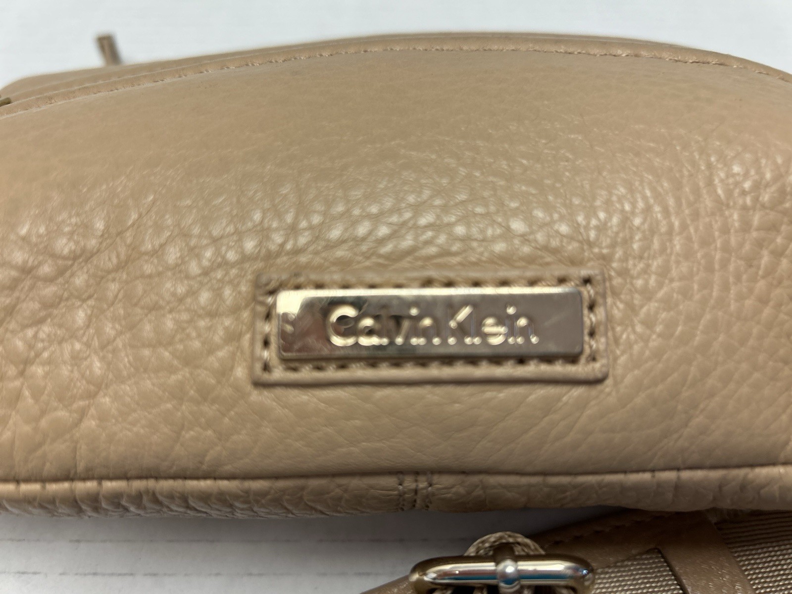 Calvin Klein Genuine 100% Pebbled Leather Small Beige Zip Crossbody Purse Logo thumbnail 3