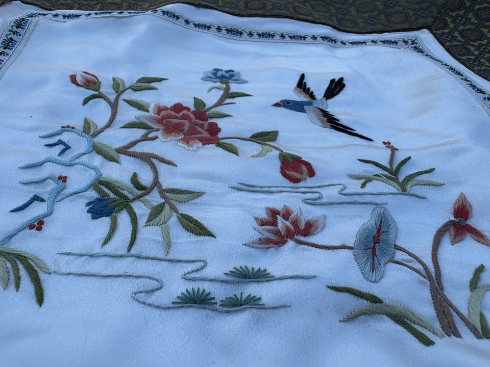 Iluminación de 2 fundas de almohada florales y pájaros bordados chinos de seda cubiertas con cremallera Foto 3 de 4