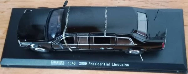 LUXURY PRESIDENTIAL LIMOUSINE 2009 General Motors 1/43 Diecast Scale Model - Image 3 of 4