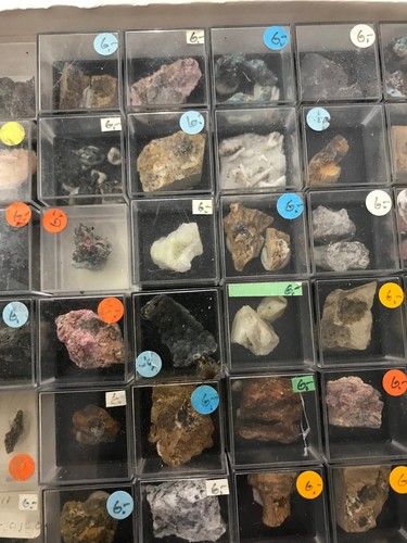 Kleine Sammlung mit Mineralien in Dosen, beschriftet, aus aller Welt (Dos52) - Bild 6 von 17