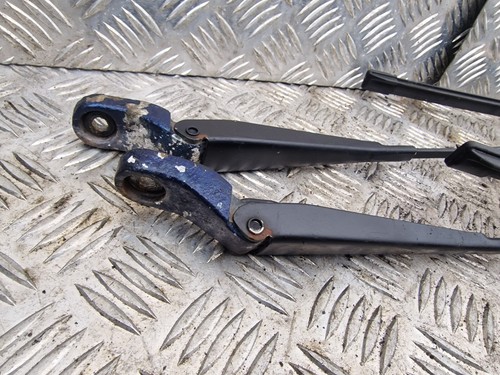 2010-2014 SKODA FABIA 1.6 TDI CR FACELIFT PAIR OF FRONT WINDSCREEN WIPER ARMS - Picture 3 of 3