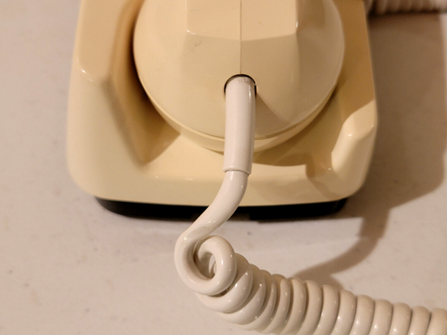 1970er Jahre braun Monophon und weiß GTE Telefone zwei. Gereinigt. - Bild 9 von 24