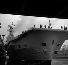 Négatifs 6 x 6 N&B du porte-avions HMS "Ark Royal" (R 09) à New York en 1961