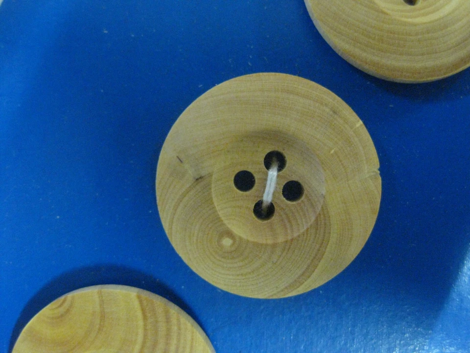 12 hochwertige Knöpfe Holz beige 22mm 2,2cm 4 Loch rund Wäscheknöpfe natur Buche - Bild 4 von 4