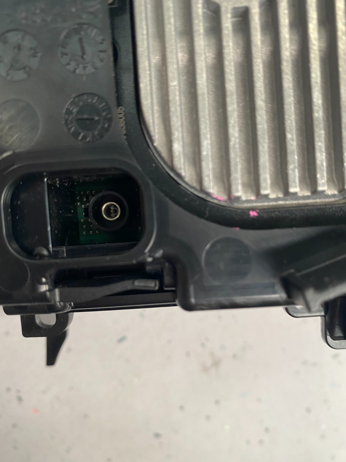 BMW M5 G30 5-SERIES CENTER CONSOLE WIRELESS PHONE CHARGER OEM  