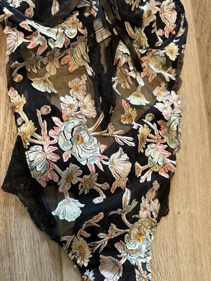 Body Lencería Victoria’s Secret Wicked XS Sin Forro Floral Negro Foto 3 de 4