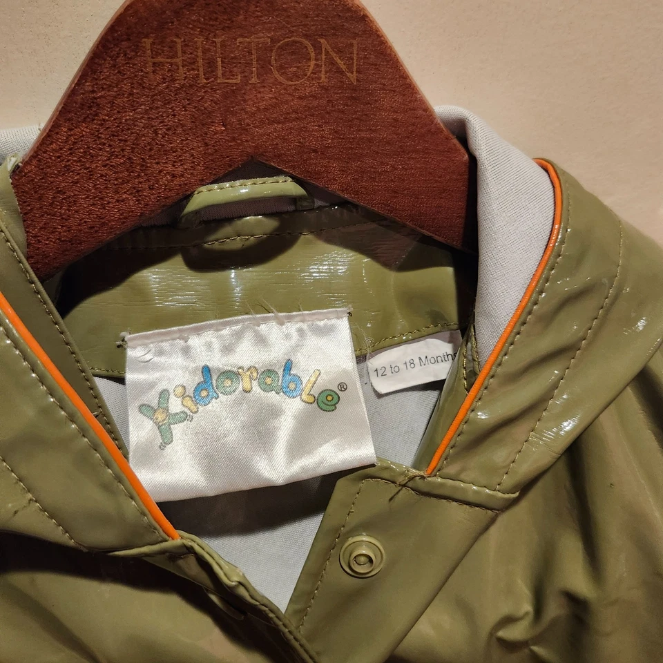 Chaqueta de lluvia de dinosaurios para niños Kidorable de 12 a 15 meses Foto 2 de 4