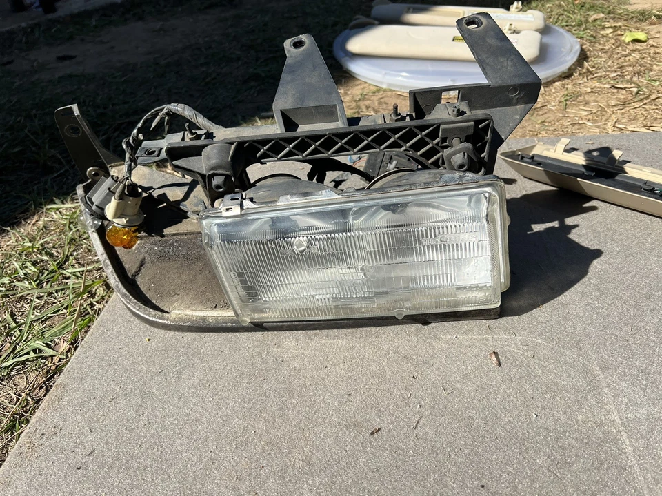 1992-2002 Cadillac Eldorado Right Passenger Headlight W/ Bracket , No Turn Ligh — 第 2/4 张图片