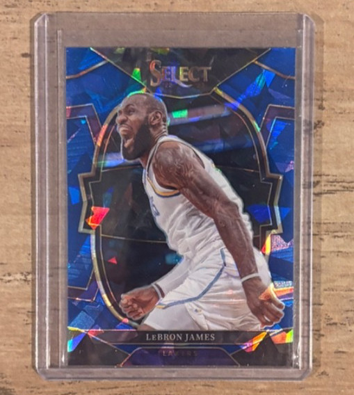 2022-23 Panini Select Concourse LeBron James #26 Blue Cracked Ice Prizm