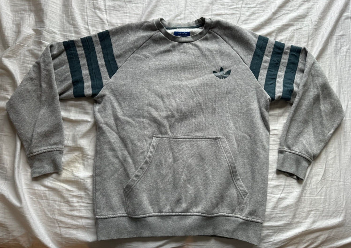 Large Adidas pullover with green details. Heavyweight material, retro logo