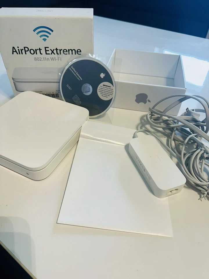 Apple AirPort Extreme 54Mbps 3-Port 1000Mbps Wireless N Router (MC340LL/A) - Image 3 of 4