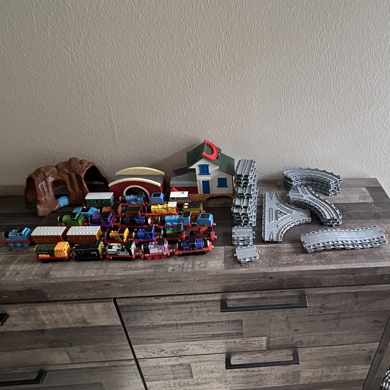 Thomas & Friends Mixed Lot Train, Track, Tunnel & Building Set