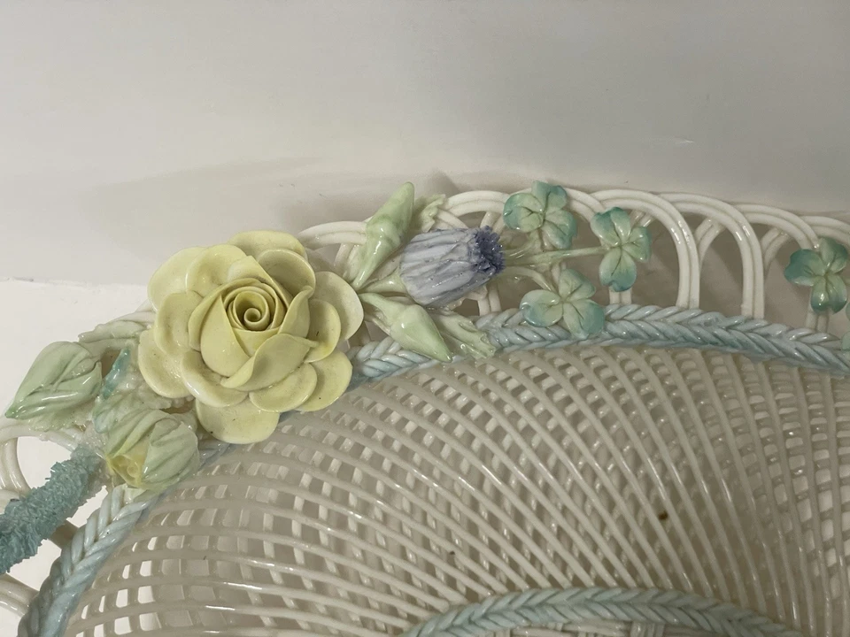 Belleek Korbgeschirr oval Porzellan weiß Korb grüne Griffe pastell Blumen - Bild 4 von 4