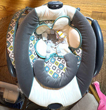 Graco Baby Rocker Glider w/ Vibration, Harness, Patterned Seat Gray/White
