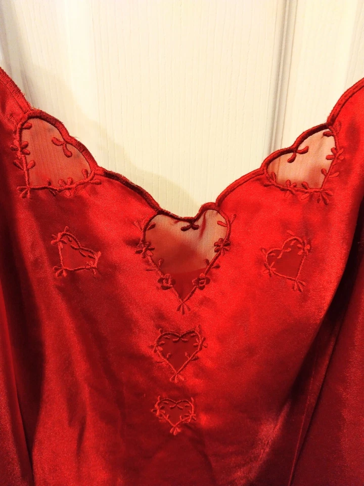 Lord & Taylor Rojo Satén Bebé Muñeca Ropa de Dormir Talla Grande Satinado Vestido Foto 3 de 4