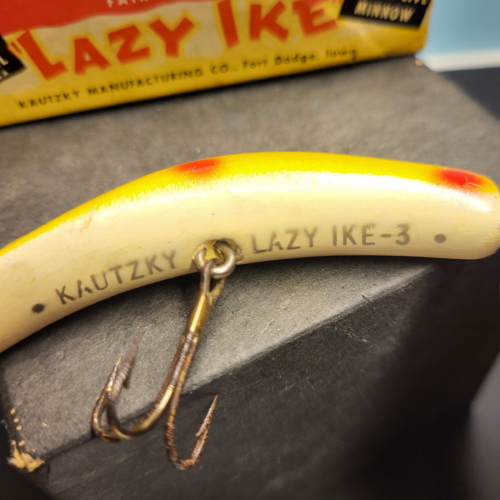 Lazy Ike KL-35 Wood Lure Box w/ Paper Made Fort Dodge,Iowa USA VTG $1.25 Sticker