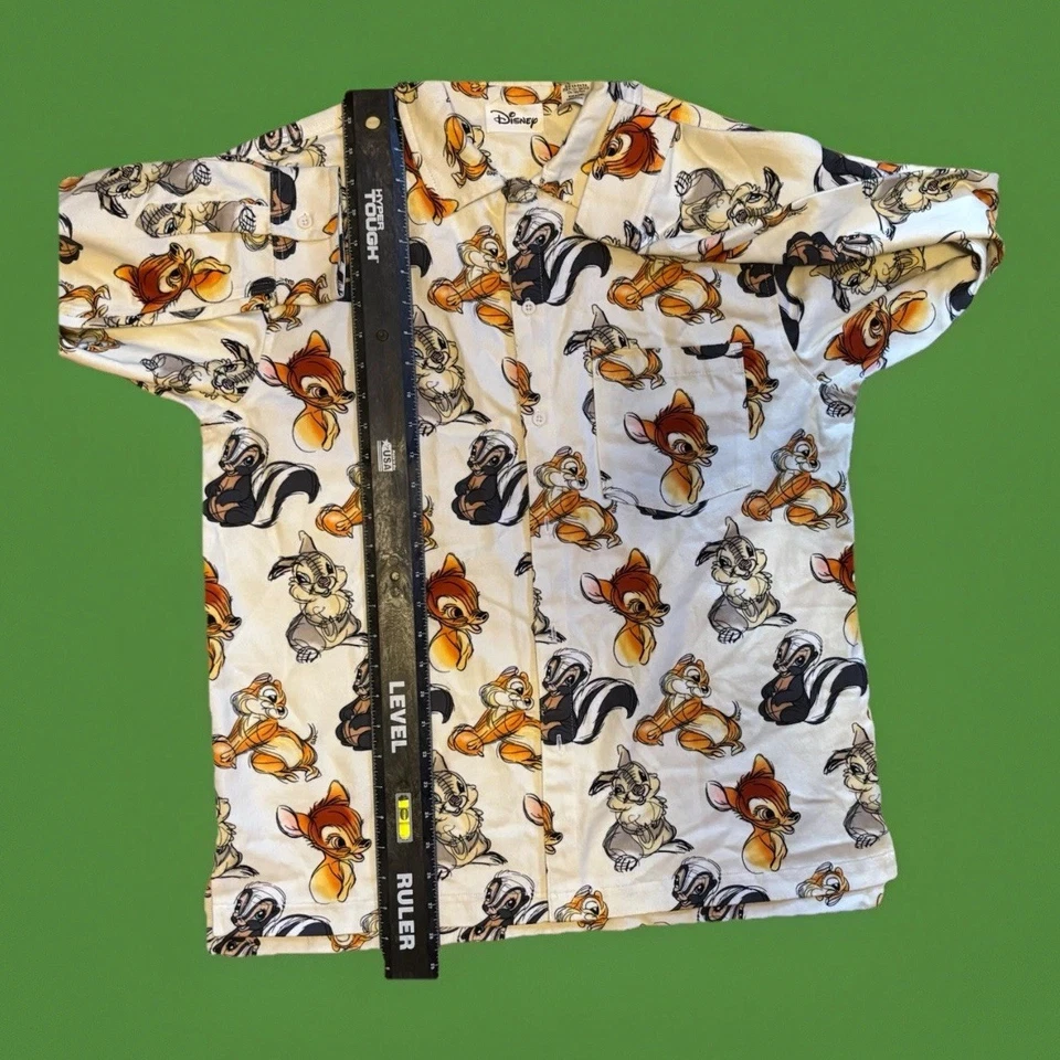 迪士尼小鹿斑比、芯片和戴尔、Thumper 和花朵长袖 AOP 纽扣 M 码 — 第 3/4 张图片