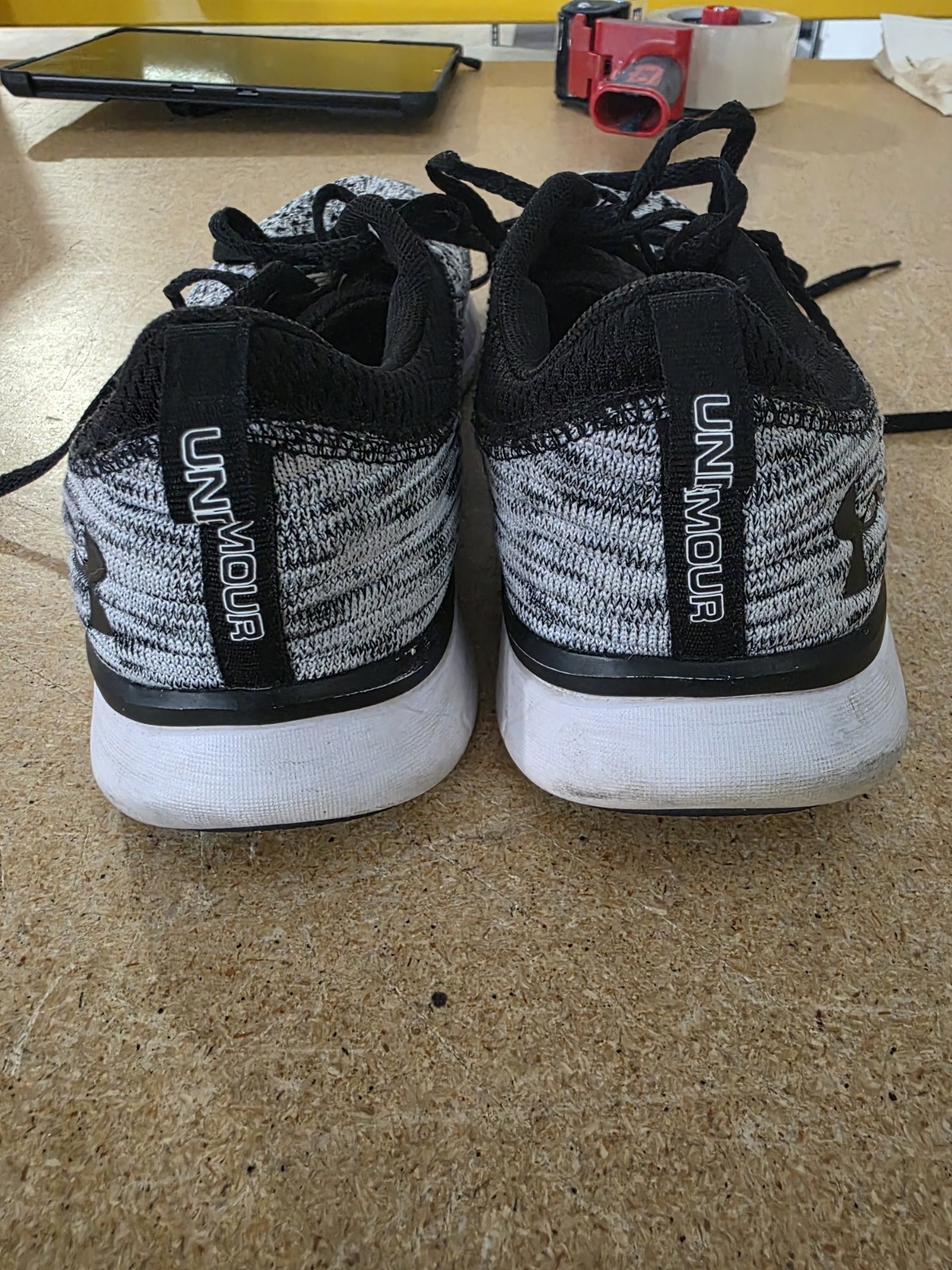 SAOLA Under Armour Lighting 2 Nero Bianco Grigio Maglia Run Walk Jog Scarpa Sneaker Uomo 10 5