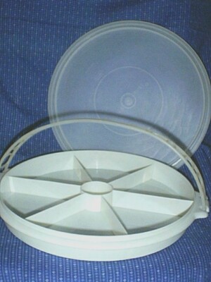 TUPPERWARE Cheese, Veggies, Relish, Divided Serving Tray #405 with Handle & Seal