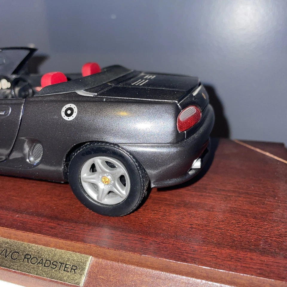 Corgi 1/18 Scale Model Car 95105 - MG 1.8i WC Roadster - Met Grey - Image 3 of 4