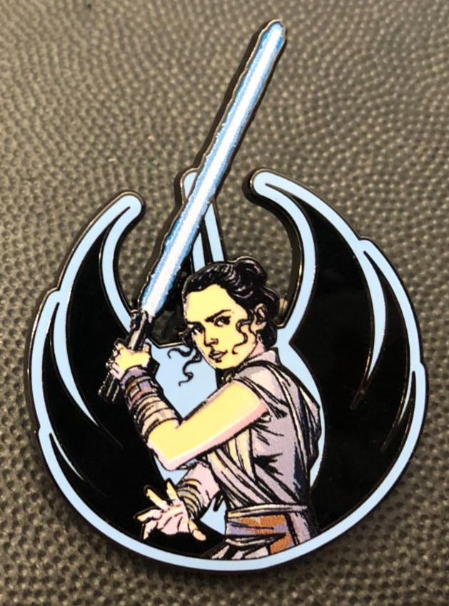 Disney pin 173628 Rey Star Wars Jedi Emblem lightsaber blue Skywalker