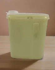 Tupperware 2 qt Pitcher Beverage Buddy Yellow Clear Pour Lid 587-3 Vintage Retro