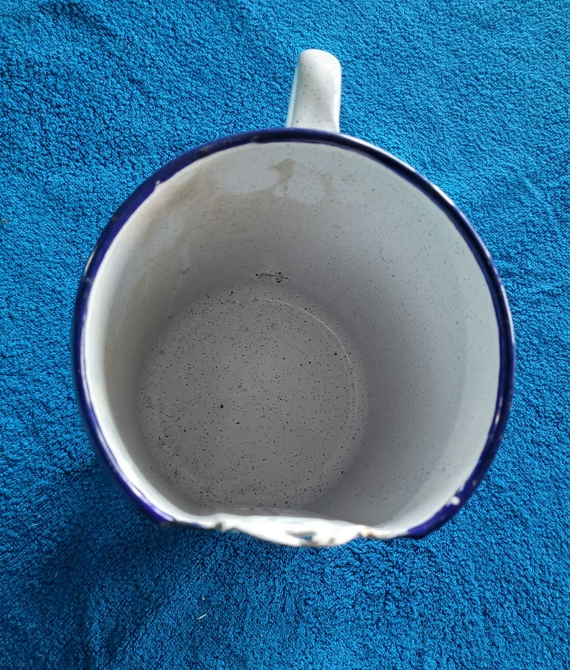 VINTAGE IDEE DECO POT A LAVEMENT 2 LITRE EN METAL EMAILLE BLANC MOUCHETE GRIS - Photo 3/4