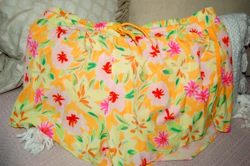 Crown and Ivy Shorts Women’s Size XL Pink & Orange Hawaiian Floral, Lined NEW